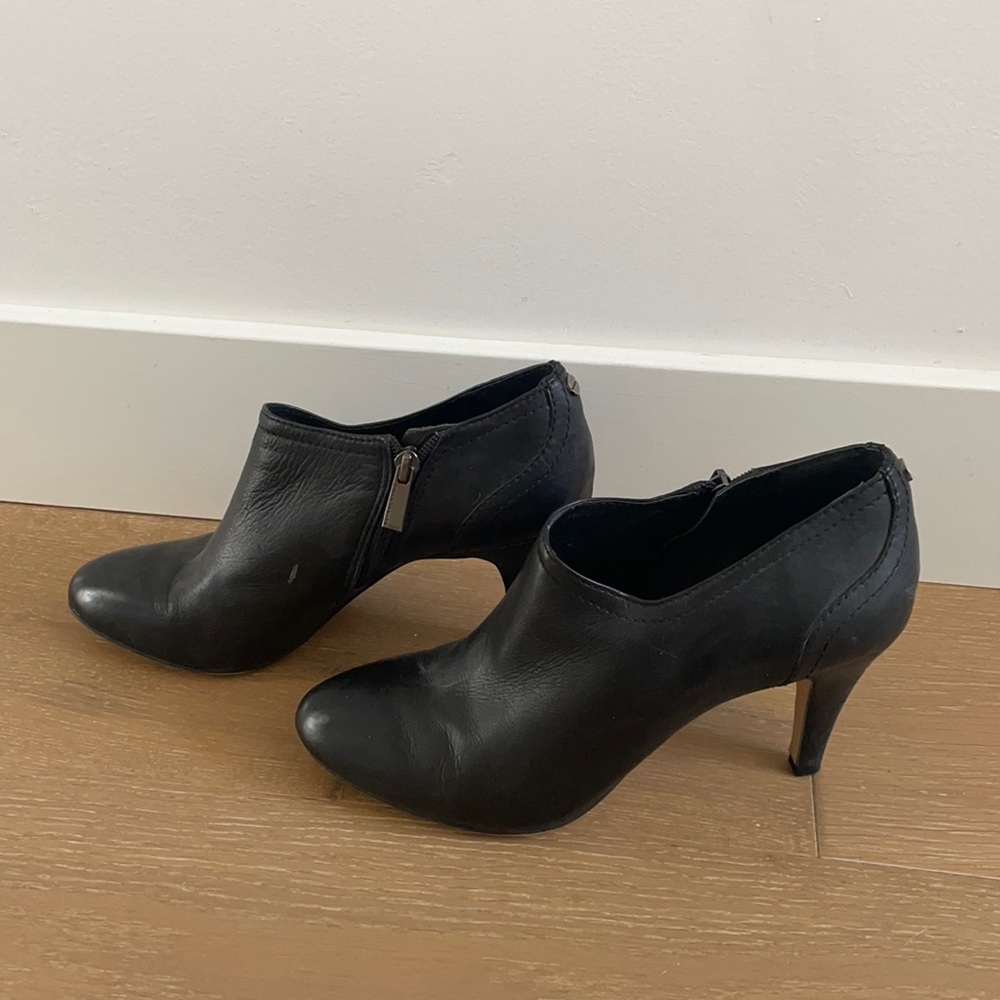 Vince Camuto Valla Genuine Leather Side Zip Ankle Bootie Black Size 9 / 39